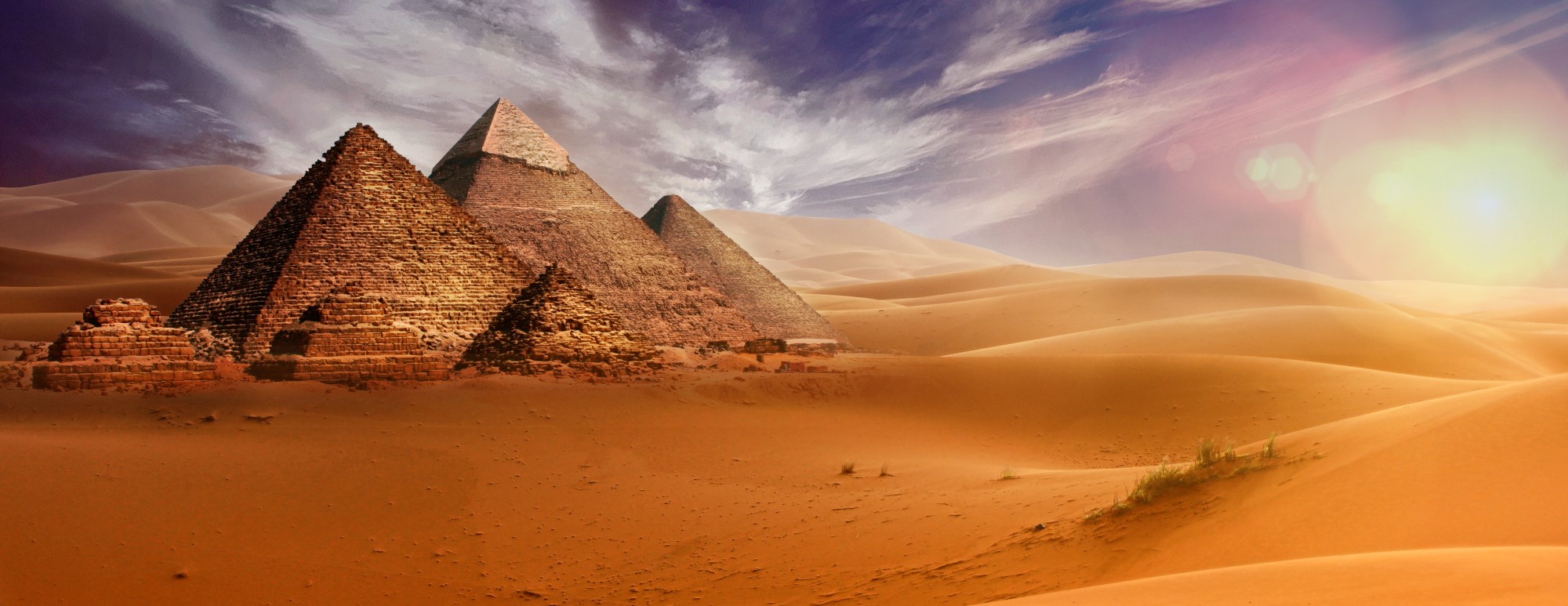 PIRÁMIDES CON DESIERTO DE FONDO